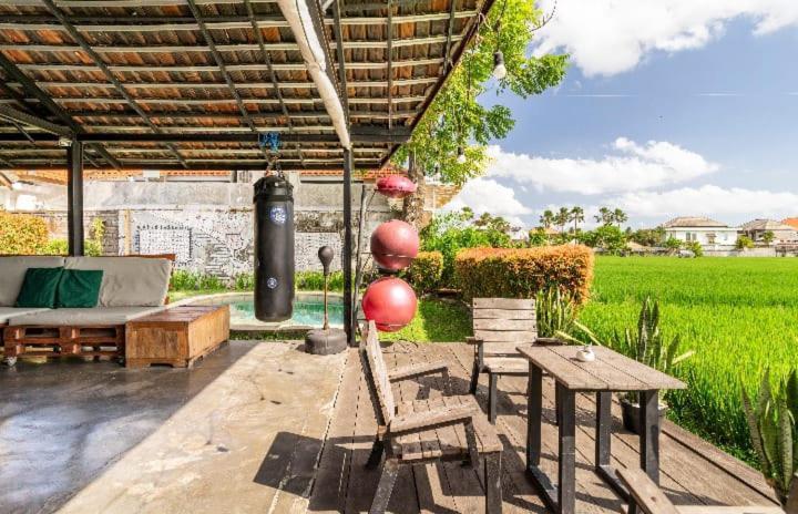 Big Brother Surf Inn Canggu Buitenkant foto