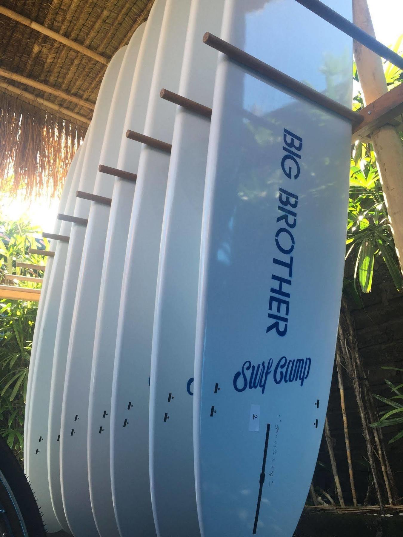 Big Brother Surf Inn Canggu Buitenkant foto