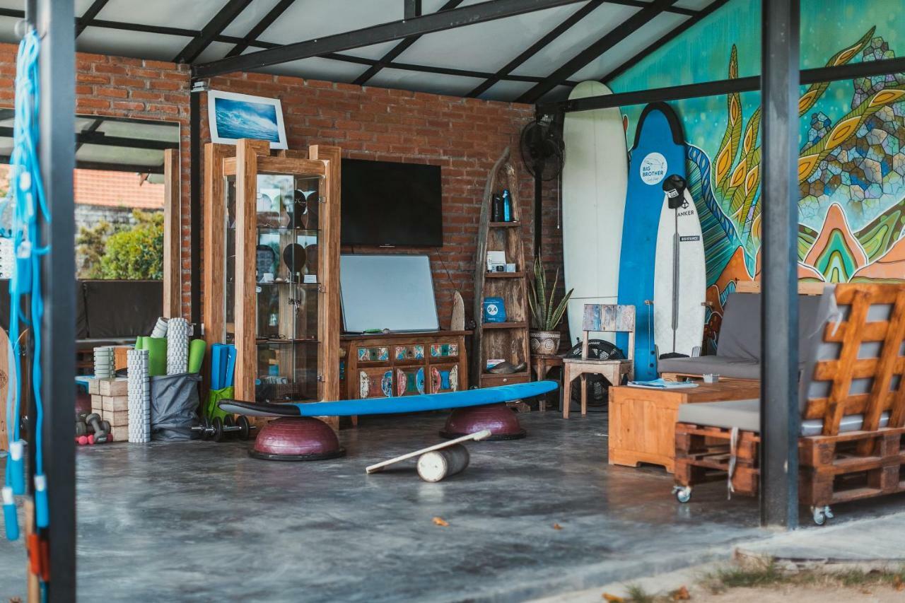 Big Brother Surf Inn Canggu Buitenkant foto