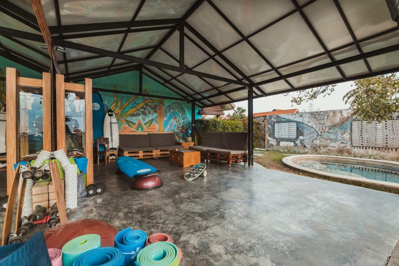 Big Brother Surf Inn Canggu Buitenkant foto