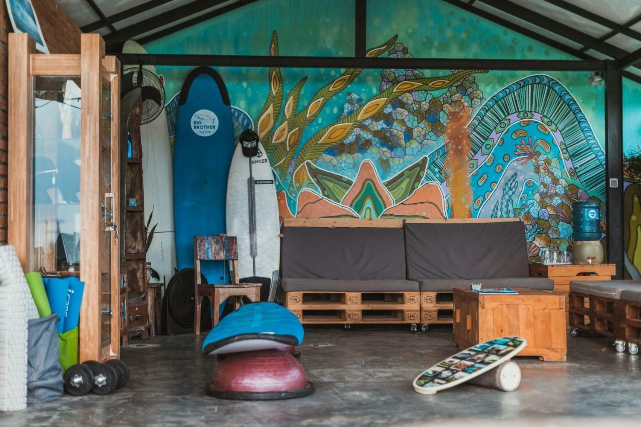 Big Brother Surf Inn Canggu Buitenkant foto