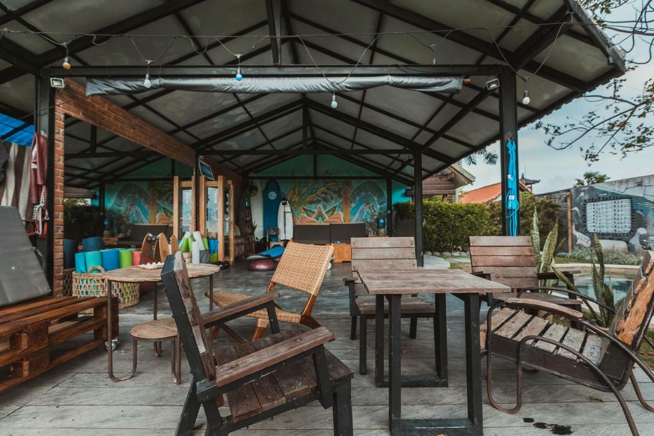 Big Brother Surf Inn Canggu Buitenkant foto