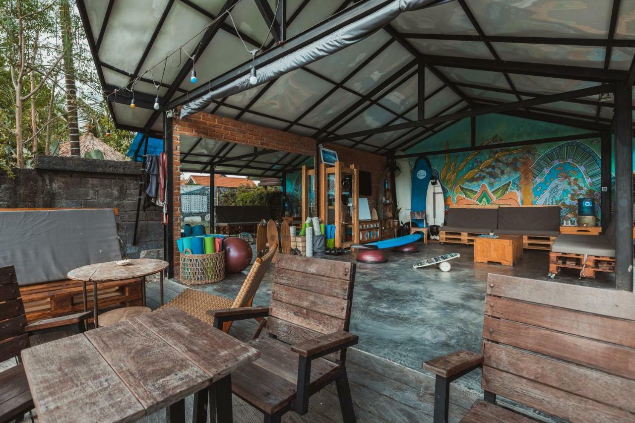 Big Brother Surf Inn Canggu Buitenkant foto
